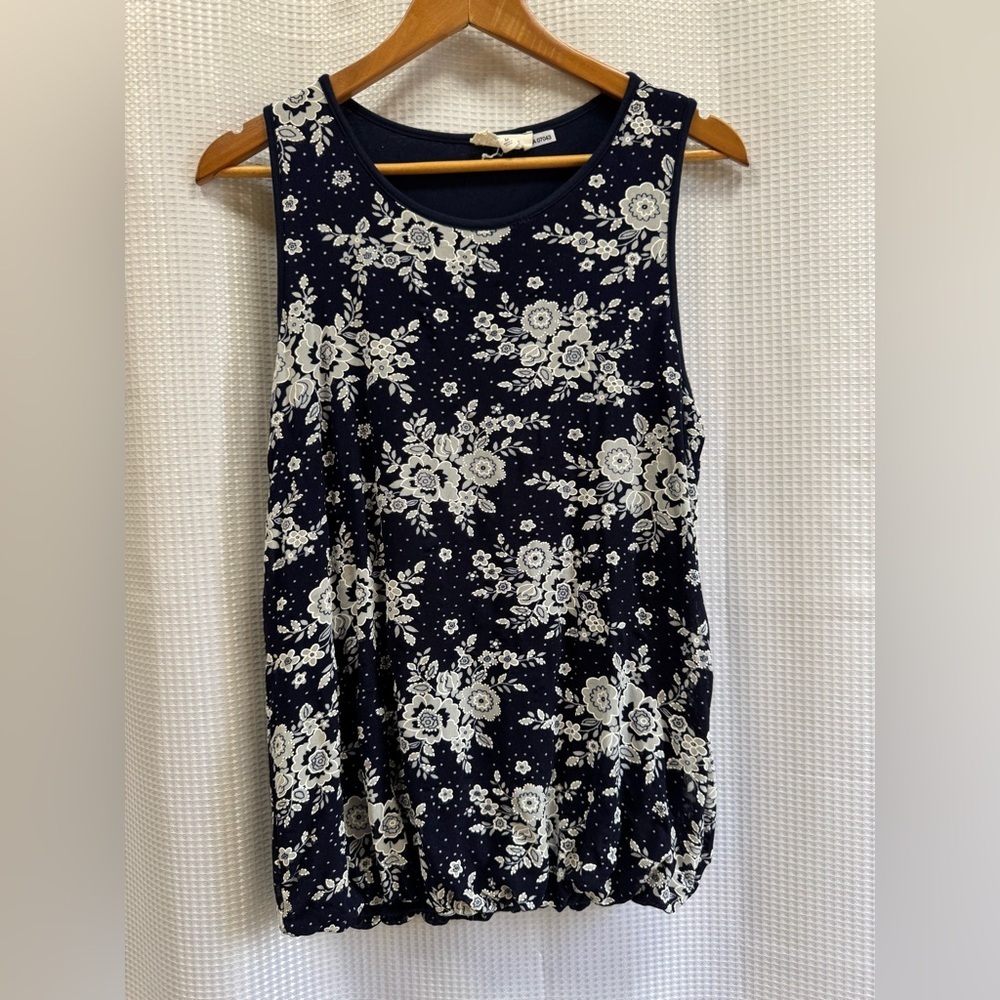 Exclusive One - Floral Sleeveless Top - Navy and White - size Medium